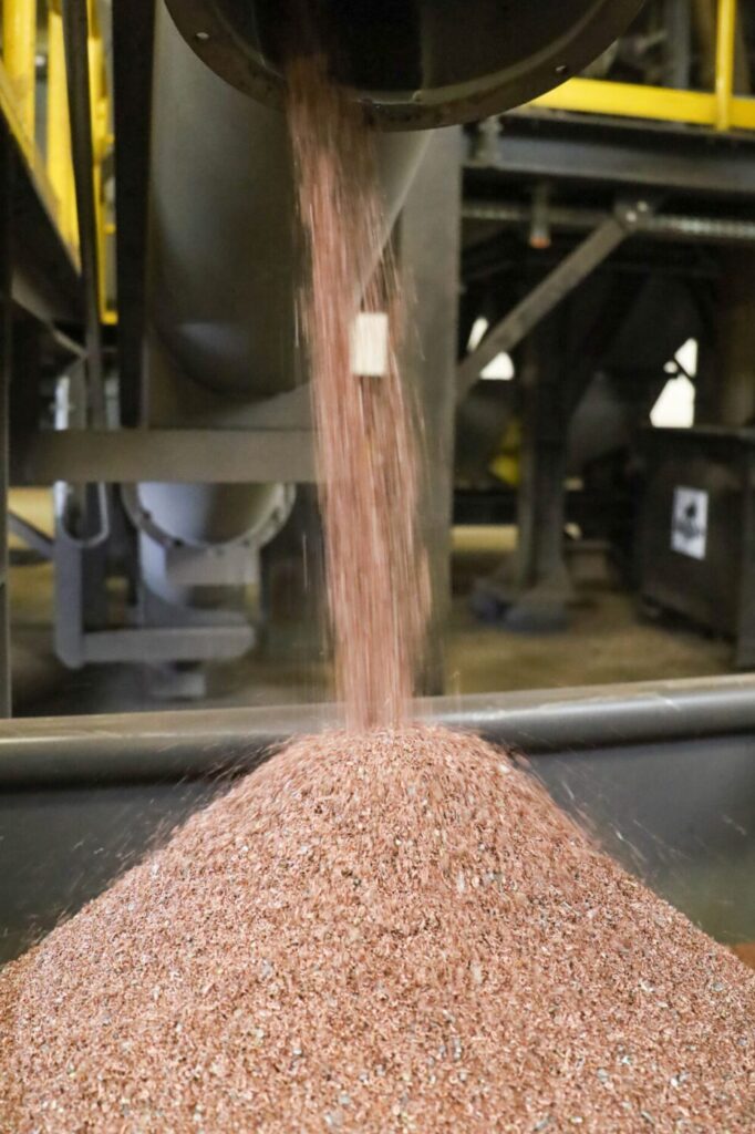 Na het scheiden is deze stroom koper zo schoon dat er bijna geen andere stoffen in zitten.